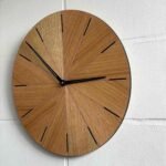 ساعة حائط عصرية بسيطة من خشب البلوط