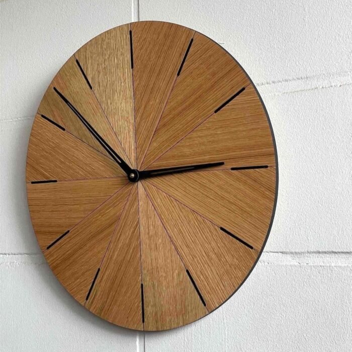 ساعة حائط عصرية بسيطة من خشب البلوط